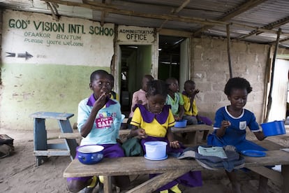 Los programas de alimentación escolar ayudan a los hogares a aliviar la carga económica que supone dar de comer a sus hijos.