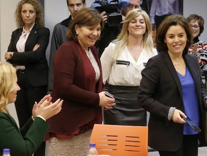 La líder del PP valenciano, Isabel Bonig, en el centro, junto a Soraya Sáenz de Santamaría.