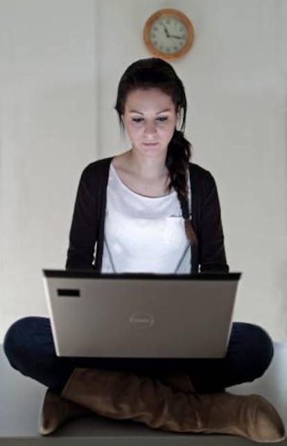 En la imagen una joven navega por internet. EFE/Archivo