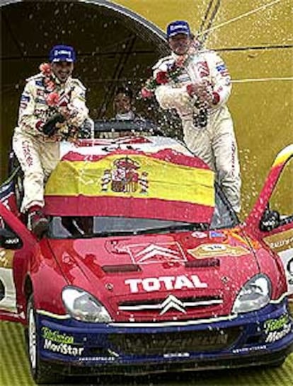 Marc Martí y Carlos Sainz festejan el triunfo.