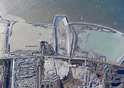 Vista aérea de las obras de la entrada al túnel en el lado danés, en la isla de Lolland. Parte de ese terreno ha sido ganado al mar con la arena dragada del fondo marino.