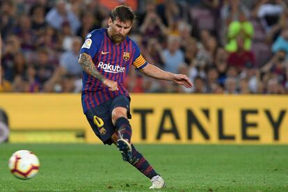 El delantero argentino del Barcelona Lionel Messi anota de tiro libre el primer gol del partido, durante el encuentro de la liga española entre el Barcelona y el Alavés en el estadio Camp Nou de Barcelona .