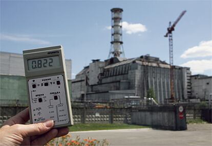 El dosímetro que mide los niveles de radiactividad se dispara en las proximidades de la central 20 años después.