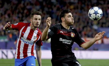 El centrocampista del Atlético de Madrid Saúl Ñíguez (i) pelea un balón con el delantero del Bayer Leverkusen Kevin Volland.