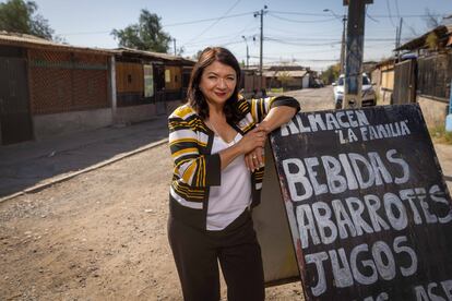 La alcaldesa Pizarro posa para un retrato junto a un almacén de alimentos en La Pintana.