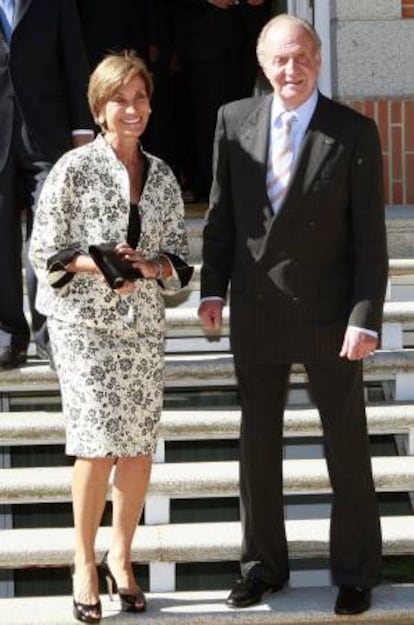 El Rey junto a la galardonada con la XX edición del Premio Juan Lladó, Helena Revoredo, en el Palacio de la Zarzuela. EFE/Archivo