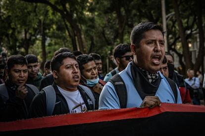 Estudiantes de la Escuela Normal Rural Raúl Isidro Burgos de Ayotzinapa gritan consignas, este martes en Ciudad de México.