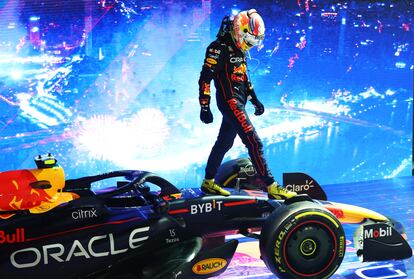 El piloto mexicano Checo Pérez celebra su victoria.