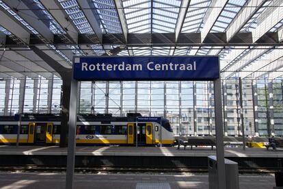 Estación de Rotterdam Central, con un tren de NS al fondo