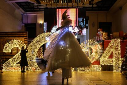 Una artista circense en un centro comercial de Atenas (Grecia), este 30 de diciembre.