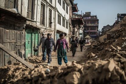 En Katmandú, sus habitantes pasean entre los escombros causados por el terremoto que a finales de abril devastó el país. Una semana después de la tragedia, las tareas para recuperar cuerpos de entre los escombros continúa.