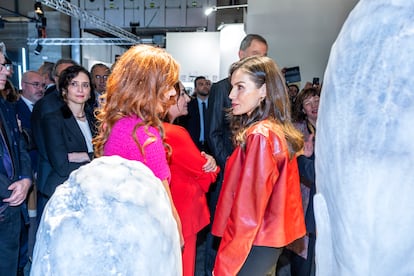 La reina Letizia charla con la vicepresidenta del grupo Prisa, Pilar Gil, durante la visita al stand de EL PAÍS en Arco. 