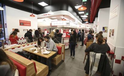 Interior de la hamburgueser&iacute;a Five guys, en Gran V&iacute;a, ayer por la tarde.