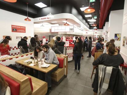 Interior de la hamburguesería Five guys, en Gran Vía, ayer por la tarde.