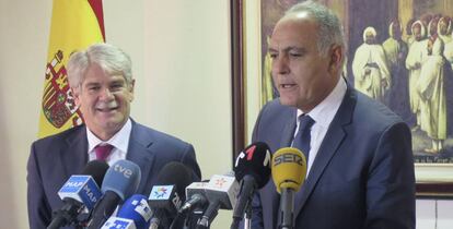 Alfonso Dastis y su homólogo marroquí Salahedín Mezuar.