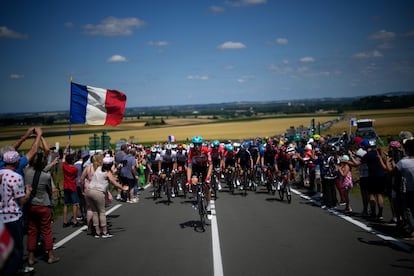 Un fan ondea una bandera francesa este martes mientras el pelotón recorre la cuarta estapa del Tour de Francia que consiste en 171,5 kilómetros desde Dunkerque hasta Calais.