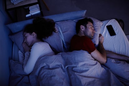 Sleeping together can intensify feelings of love and togetherness. Or it can disturb sleep, which can negatively affect the relationship in the long run.