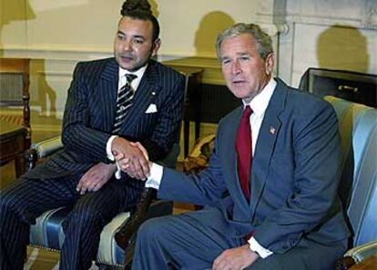 El presidente de EE UU, George W. Bush, estrecha la mano del monarca alauí en el Despacho Oval.