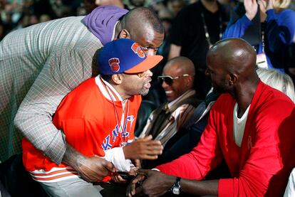 No había solo estrellas de la NBA en el Staples Center. En la foto, Shaquille O' Neal abraza al director de cine Spike Lee bajo la mirada de Kevin Garnett.