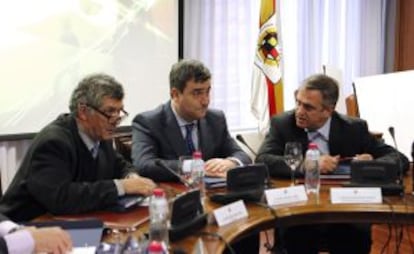 Miguel Cardenal (c), Ángel María Villar (i), y José Luis Astiazarán durante una reunión de la junta directiva de la RFEF.