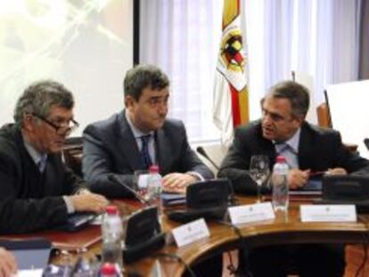 Miguel Cardenal (c), Ángel María Villar (i), y José Luis Astiazarán durante una reunión de la junta directiva de la RFEF.