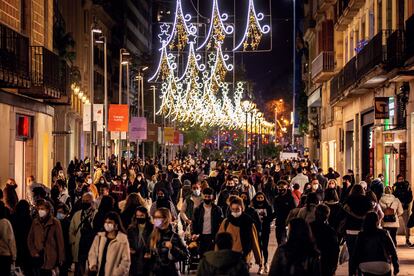 Ambiente de compras pre-navideñas en el Portal del Ángel, este lunes, en el centro de Barcelona.