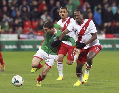 De Marcos disputa un balón con Advincula.