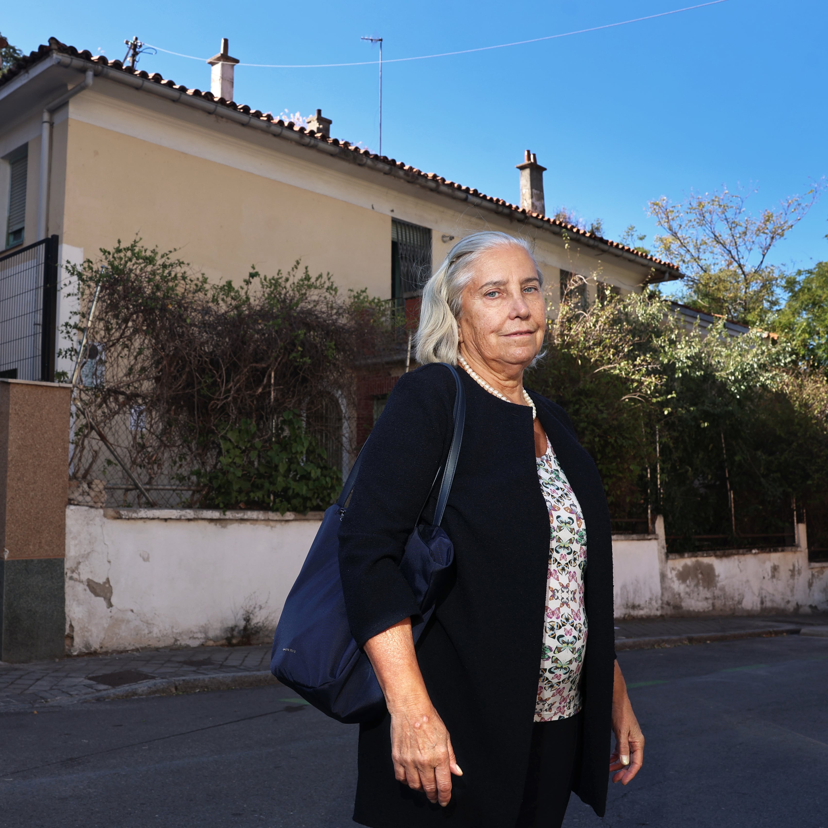 Amaya Aleixandre, sobrina segunda de Vicente Aleixandre, delante de la casa donde vivió el poeta en Madrid, en septiembre de 2024.