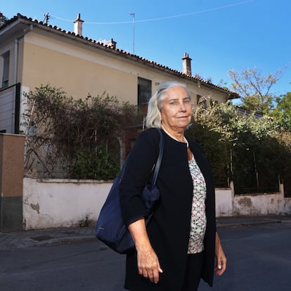 27-09-24. (DVD 1233).   Amaya Aleixandre, sobrina segunda de Vicente Aleixandre, delante de la casa donde vivió el poeta en Madrid.   Jaime Villanueva/El País