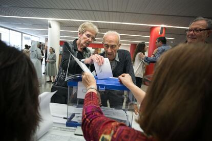 Votantes en el colegio electoral de la calle Balmes, Barcelona.