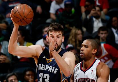 Marc Gasol controla el balón ante Al Horford