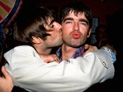 Liam Gallagher besa a su hermano Noel después de una actuación de Oasis en los 90 en Londres. Ahora no se pueden ni ver...