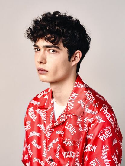 Esta camisa de seda con manga corta (690€) retoma un clásico soleado (la camisa hawaiana) y cambia las siluetas de palmeras por un estampado que recuerda a los baúles con los que los primeros clientes de Louis Vuitton recorrían el mundo a finales del siglo XIX. El material (seda) tiene caída propia y añade una dosis extra de sofisticación a un look colorido y lleno de energía.