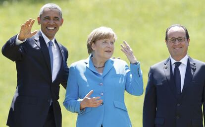 Barack Obama, con la anftiriona, Angela Merkel, y Fran&ccedil;ois Hollande, ayer en Elmau (Alemania).