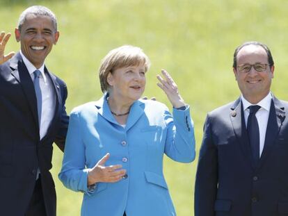 Barack Obama, con la anftiriona, Angela Merkel, y Fran&ccedil;ois Hollande, ayer en Elmau (Alemania).
