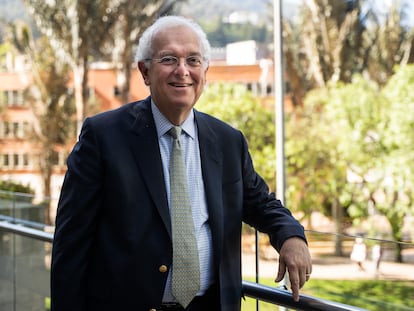 El economista, sociólogo y político colombiano, José Antonio Ocampo, posa para un retrato en Bogotá, Colombia, el 7 de Julio de 2022.