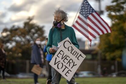 Un hombre escucha un discurso durante una protesta para salvar la democracia y exigiendo que se cuenten todos los votos, en Portland, Oregon. El presidente Trump ha pedido que se suspenda el conteo de votos en algunos estados y ha anunciado batalla judicial para impugnar el resultado de las elecciones que el presidente aseguró sin evidencias que los demócratas “están intentando robar”.