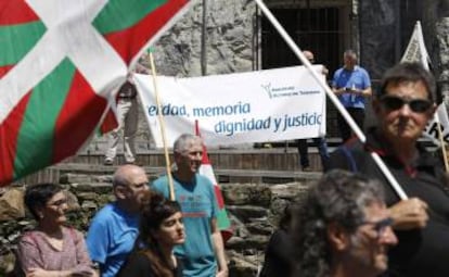 Víctimas del terrorismo muestran una pancarta durante el homenaje a Etxebarrieta.