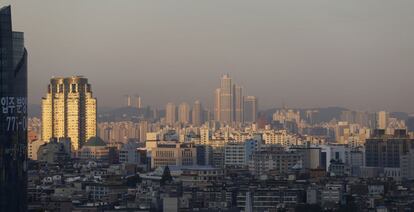 Skyline de Seúl durante un amanecer