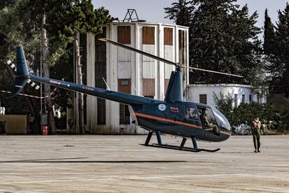 Helicópteros R44 del Ejército libanés reciben al siguiente grupo de turistas que realizará una excursión. Las Fuerzas Aéreas libanesas pretenden alcanzar a finales de año unas 1.000 horas de vuelos de recreo, lo que significaría que el programa podría aportar al Ejército 300.000 dólares netos, una cantidad importante si se tiene en cuenta la profunda recesión económica del país.