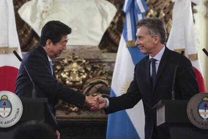 El primer ministro de Jap&oacute;n, Shinzo Abe, estrecha la mano del presidente Mauricio Macri en la Casa Rosada.