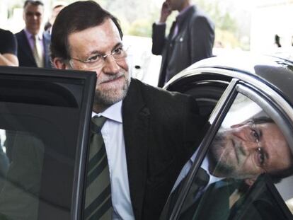 El presidente del Gobierno Mariano Rajoy sube a un coche tras un acto público en Antequera
