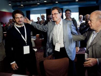 Artur Mas, entre Jordi Pujol (derecha) y el hijo de este, Oriol Pujol, en el Consejo Nacional de Convergencia en septiembre.