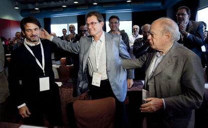 Artur Mas, entre Jordi Pujol (derecha) y el hijo de este, Oriol Pujol, en el Consejo Nacional de Convergencia en septiembre.