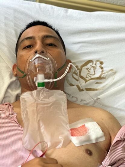 Luis Adán Rodríguez, de 25 años, que conducía el vehículo, en la cama del hospital en el que sobrevive.