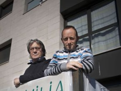 Javier Padilla y Miguel Tauste, en el edificio que ocupan.