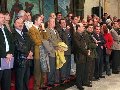 Alcaldes y concejales vascos en un acto celebrado en Gernika por la Asociación de Municipios Vascos, Eudel, en 2003.