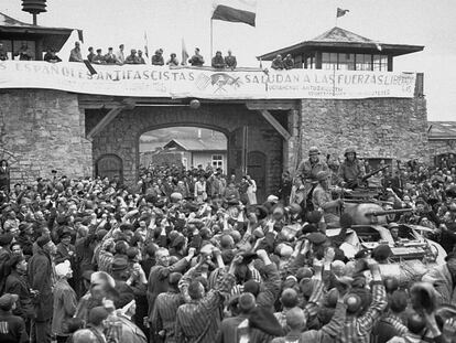 Prisioneros republicanos españoles reciben a las fuerzas estadounidense el 5 de mayo de 1945, en el campo de exterminio de Mauthausen.