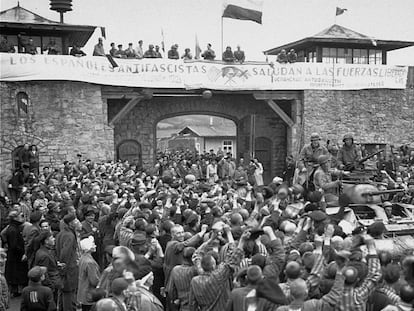 Presoners republicans espanyols reben les forces americanes el 5 de maig del 1945, dia de l'alliberament de Mauthausen-Gusen.