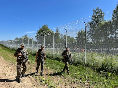 Una patrulla en la zona de Bajorai, en la frontera entre Lituania y Bielorrusia, este viernes.